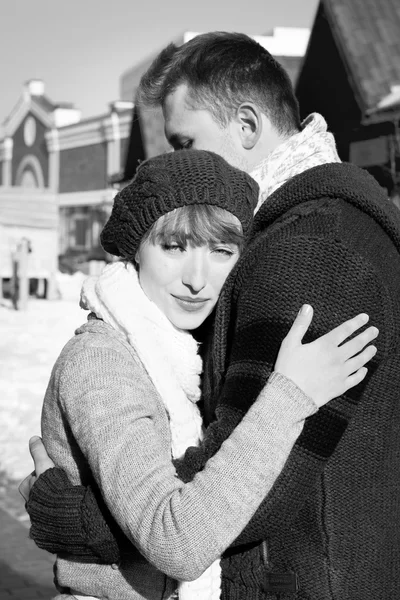 Casal jovem andando pela cidade no inverno. preto e branco — Fotografia de Stock