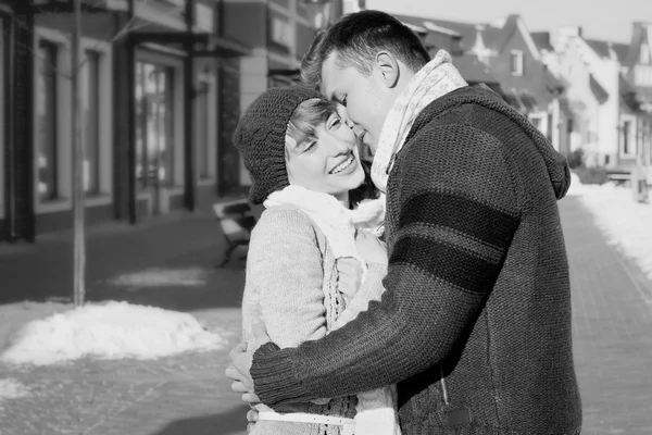Giovane coppia a piedi in città in inverno. bianco e nero — Foto Stock