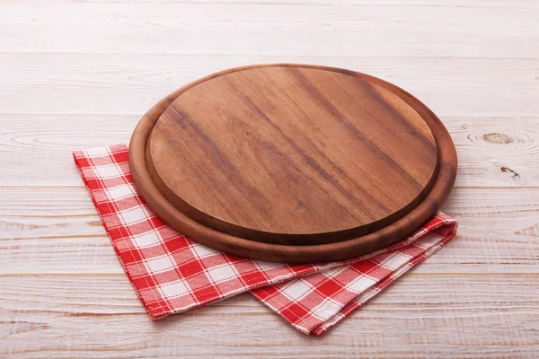 Deska do pizzy z serwetką na drewnianym stole. Makieta widoku z góry — Zdjęcie stockowe