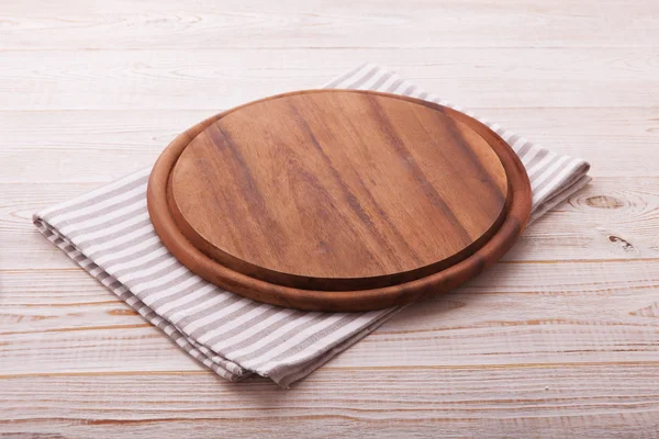 Σανίδα πίτσας με πετσέτα σε ξύλινο τραπέζι. Αρχή προβολής επάνω — Φωτογραφία Αρχείου