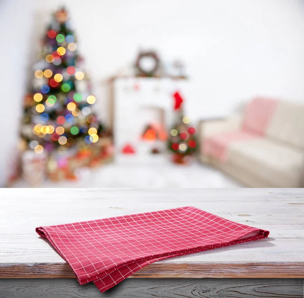 Red napkin on wooden table and Christmas background. — Stock Photo, Image