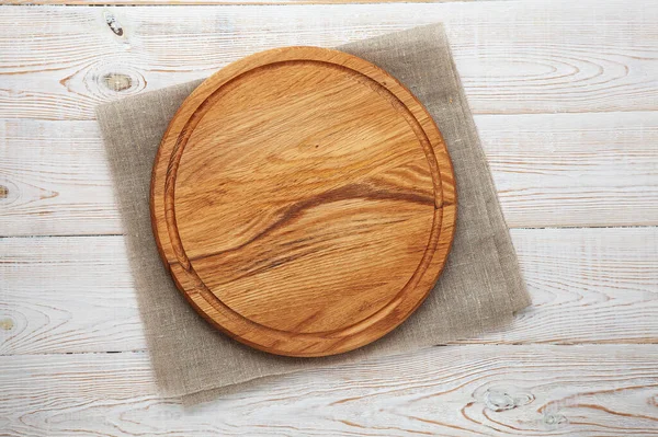 Серветка і дошка для піци на дерев'яному столі . — стокове фото