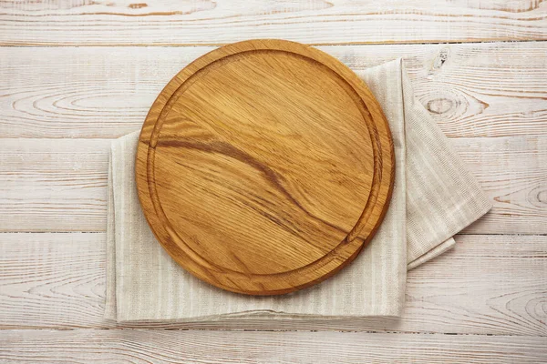 Empty pizza board and napkin on white wooden top view. — Stock Photo, Image