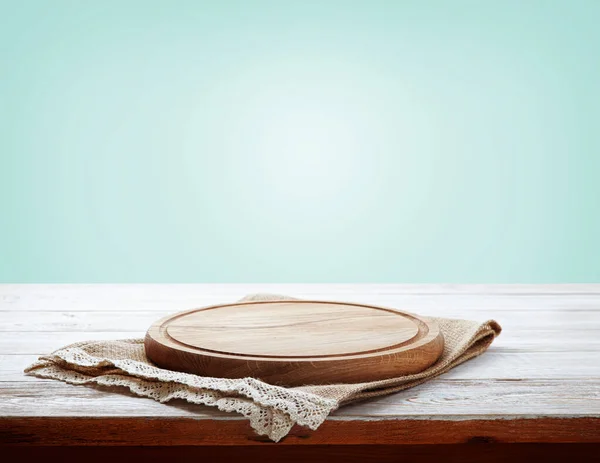 Servet en plank voor pizza op houten bureau. Doek, theedoeken op witte houten tafel achtergrond bovenaanzicht mock up. Selectieve focus. — Stockfoto