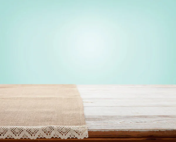 Guardanapo de lona com renda, toalha de mesa na perspectiva de mesa de madeira. Fokus selectivo. — Fotografia de Stock