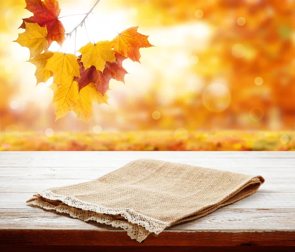 Servetten. Tablecloth tartan, rutiga, maträtt handdukar på träbord perspektiv. Sommarbakgrund. — Stockfoto