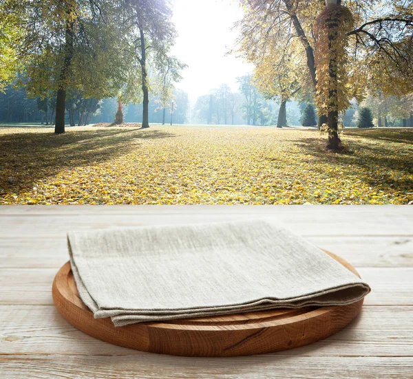 Napkin and board for pizza on wooden desk. Landscape background. — Stock Photo, Image