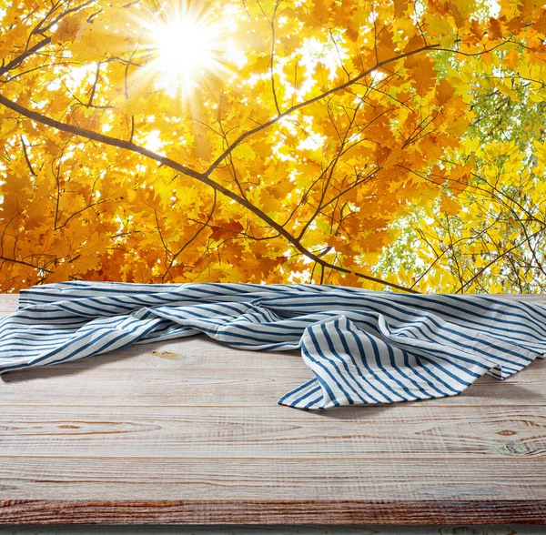Ubrousek. Talířové ubrusy, ubrusy na dřevěném stole. Podzimní pozadí. — Stock fotografie