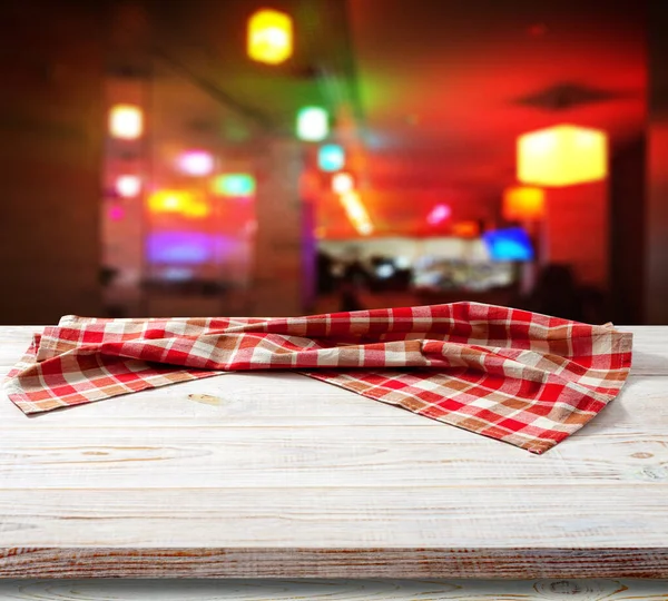 Blank red checkered napkin on a wooden table in perspective. — Stock Photo, Image