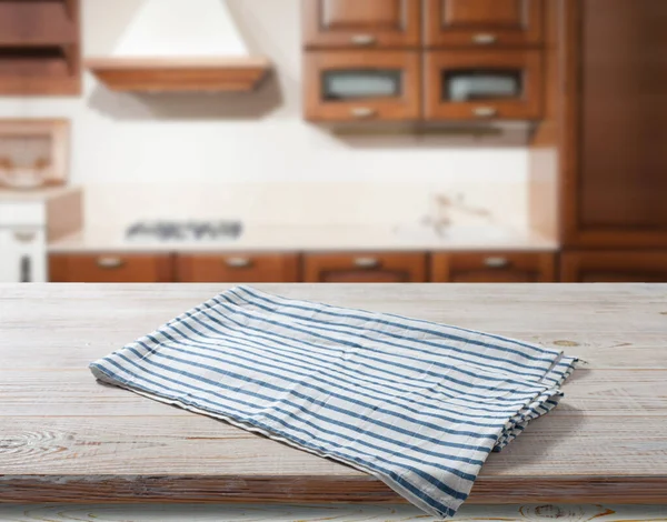 Serviette auf Holztisch Perspektive. Hintergrund Küche. — Stockfoto