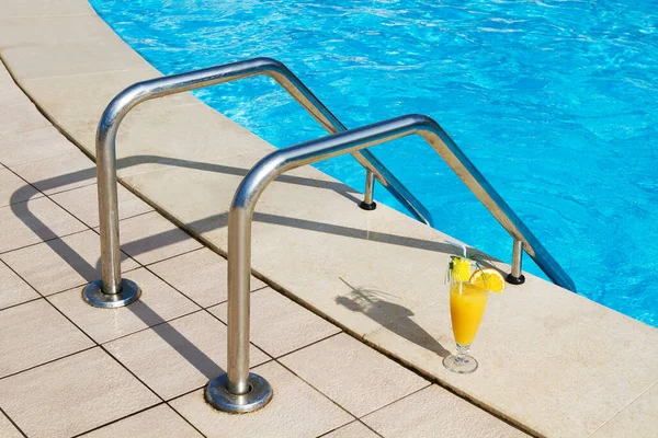 Pegue barras escada na piscina azul — Fotografia de Stock