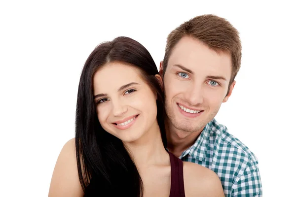 Joyeux jeune couple avec sourire parfait blanc dans les vêtements d'été embrassant et regardant caméra sur fond blanc — Photo