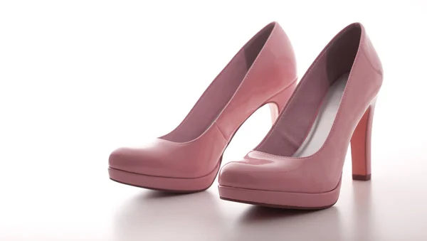 Moda scarpe rosa femminili con tacchi isolati. — Foto Stock