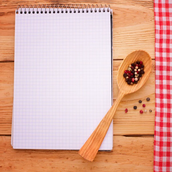 Carnet pur pour l'enregistrement du menu, recette sur nappe à carreaux rouges tartan . — Photo
