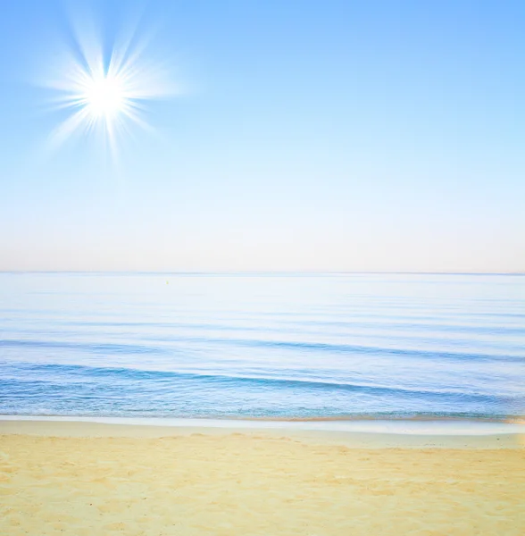 Modré tropické moře a oblaka na obloze beach. — Stock fotografie