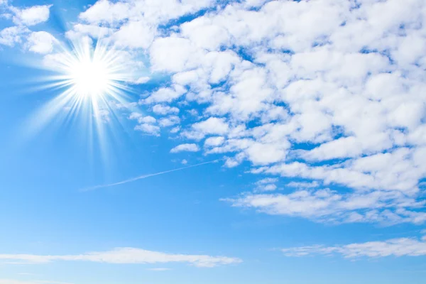 Cielo azul con sol y hermosas nubes — Foto de Stock