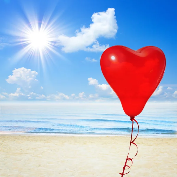 Mare tropicale blu e nuvole sulla spiaggia del cielo . — Foto Stock