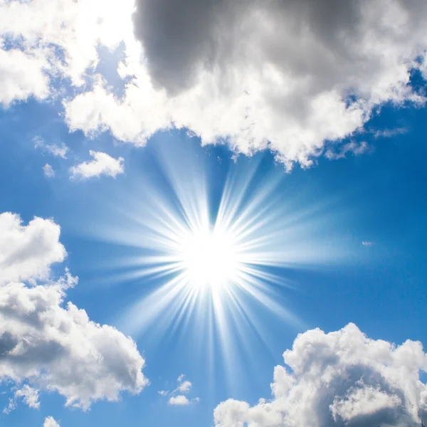 太陽と雲と青い空 — ストック写真