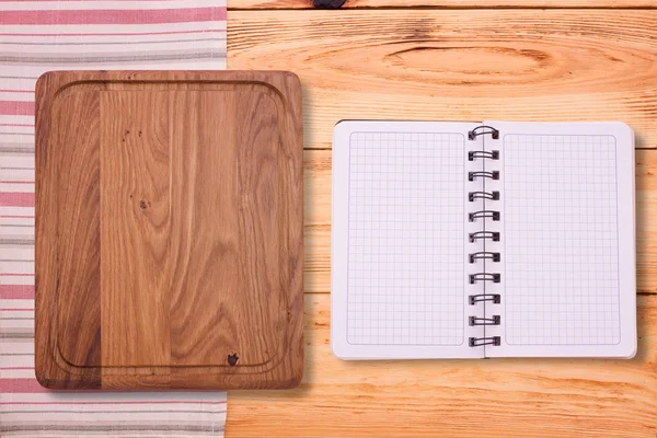 Notebook puro para o menu de gravação, receita na toalha de mesa tartan . — Fotografia de Stock