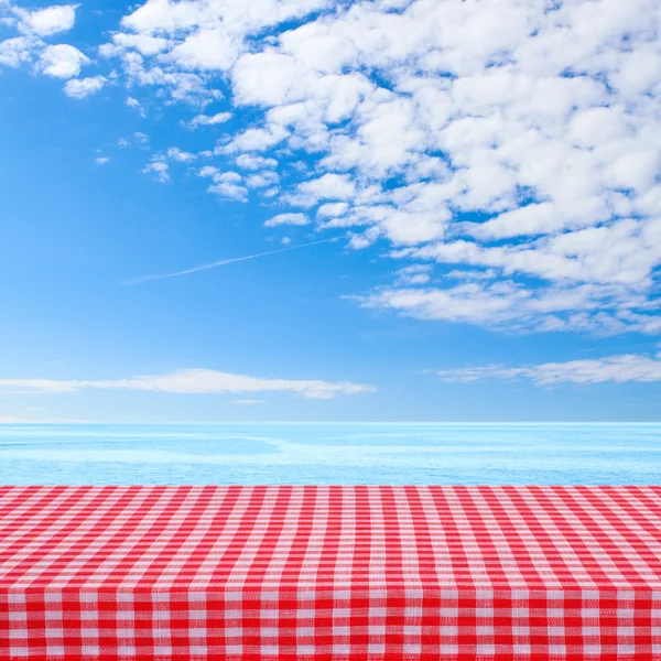 Table de terrasse en bois vide avec nappe pour le montage du produit texture fond d'écran . — Photo