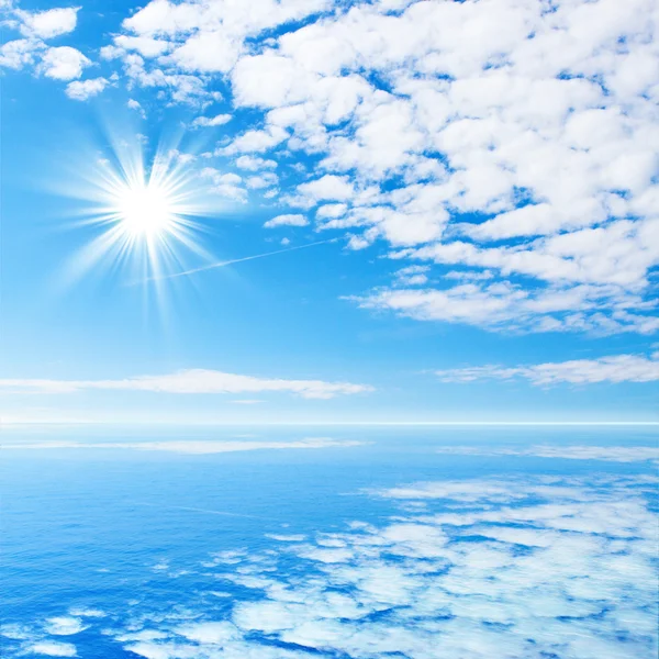 Blå tropiska havet och moln på himlen beach. — Stockfoto