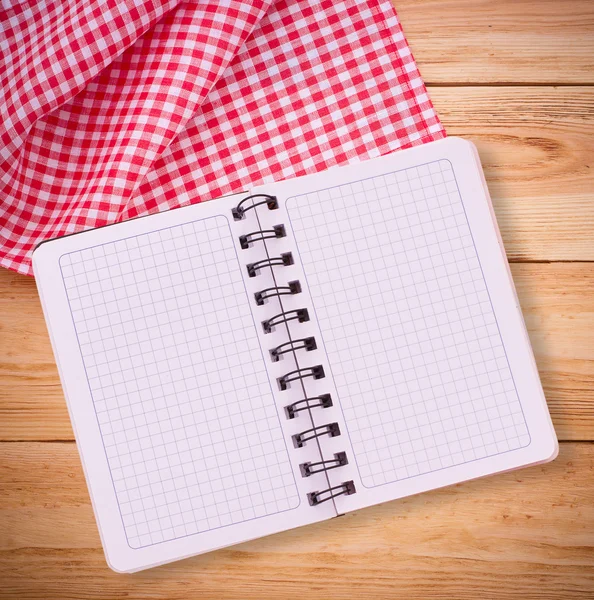 Notebook puro para o menu de gravação, receita em tartan de toalha de mesa xadrez vermelho . — Fotografia de Stock