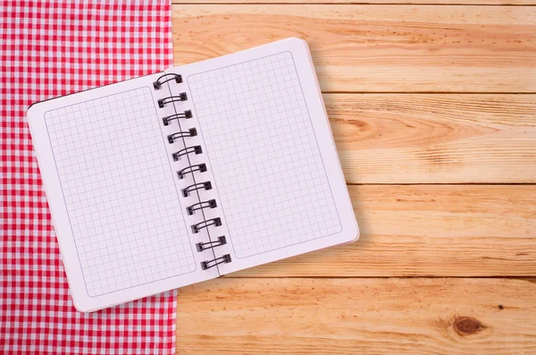 Notebook puro para o menu de gravação, receita em tartan de toalha de mesa xadrez vermelho . — Fotografia de Stock