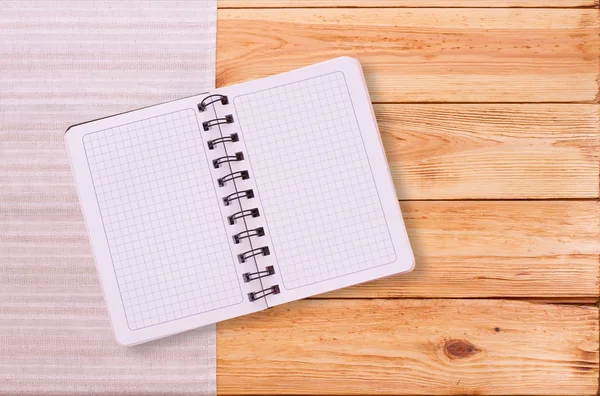 Notebook puro para o menu de gravação, receita em tartan de toalha de mesa xadrez vermelho . — Fotografia de Stock