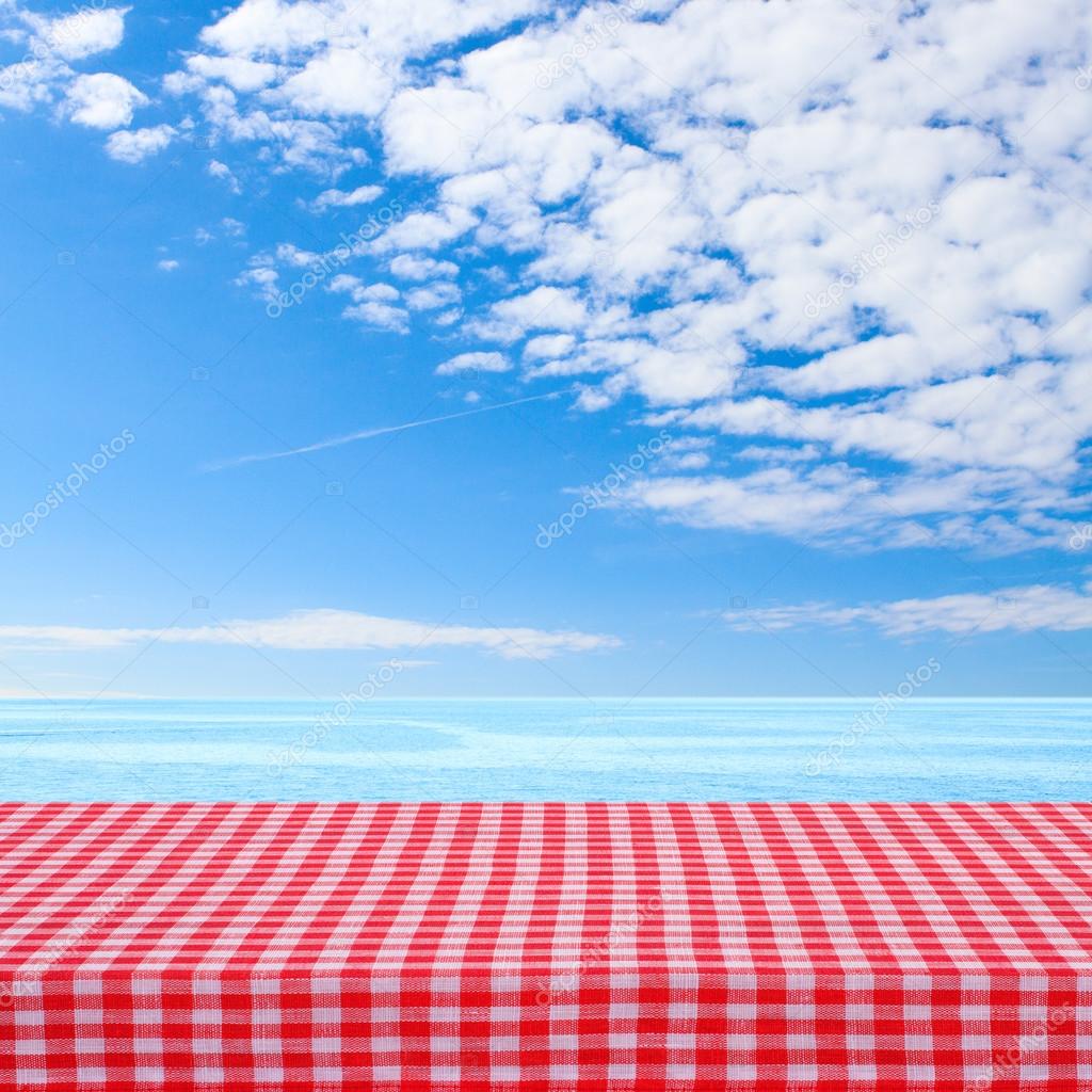 Fotos de Mesa de cubierta de madera vacía con mantel para montaje de