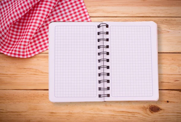 Notebook puro para o menu de gravação, receita em tartan de toalha de mesa xadrez vermelho . — Fotografia de Stock