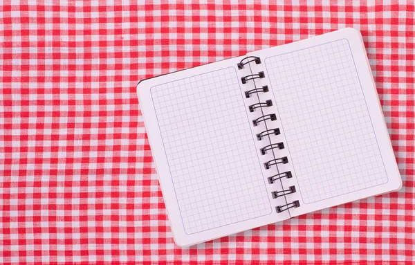 Cuaderno puro para el menú de grabación, receta en tartán de mantel a cuadros rojo . — Foto de Stock