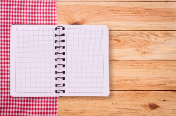 Notebook puro para o menu de gravação, receita em tartan de toalha de mesa xadrez vermelho . — Fotografia de Stock