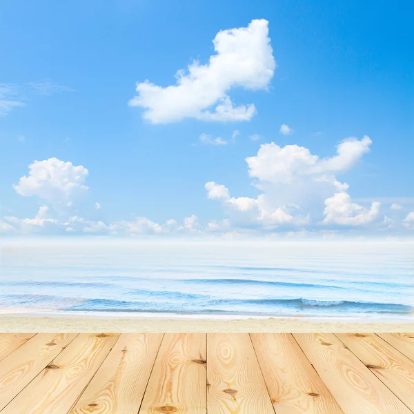 Table de terrasse en bois vide avec nappe pour le montage du produit texture fond d'écran . — Photo