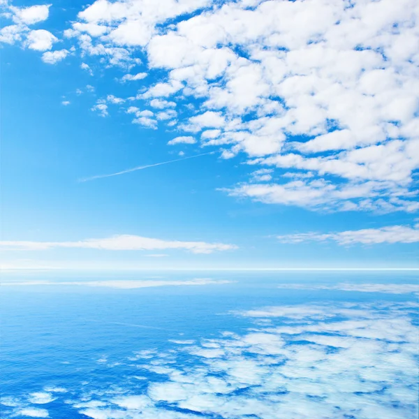 Mer tropicale bleue et nuages sur la plage du ciel . — Photo