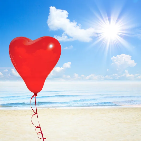 Mare tropicale blu e nuvole sulla spiaggia del cielo . — Foto Stock