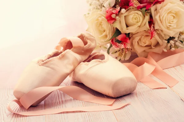 Ballettschuhe. Spitzenschuhe auf hölzernem Hintergrund. — Stockfoto