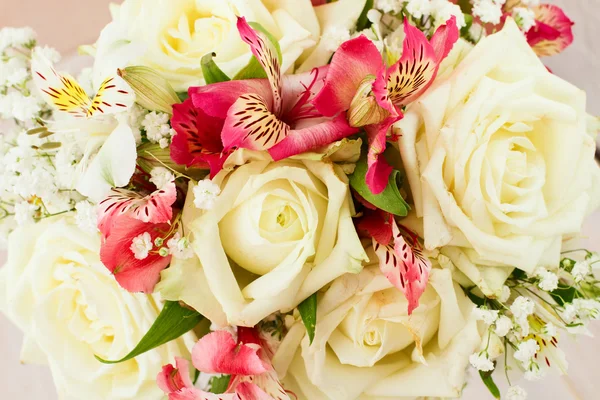 Весільний букет з білих квітів на дерев'яній поверхні . — стокове фото