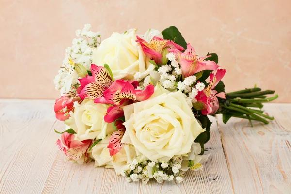 Buquê nupcial de flores brancas na superfície de madeira . — Fotografia de Stock