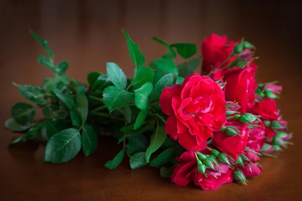 Beau bouquet de fleurs sur table en bois vieux . — Photo