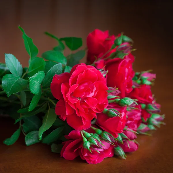 Schöner Blumenstrauß auf Holztisch alt. — Stockfoto