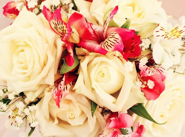 Bruids boeket van witte bloemen op houten oppervlak. — Stockfoto