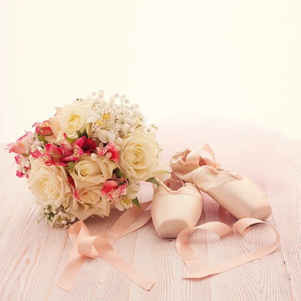 Bridal bouquet of white flowers on wooden surface. — Stock Photo, Image