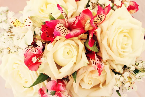 Ramo nupcial de flores blancas en la superficie de madera . —  Fotos de Stock