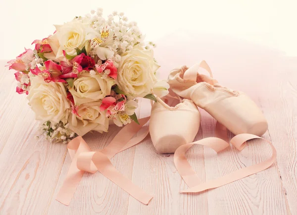 Ballet shoes. Pointe shoes on wooden background. — Stock Photo, Image