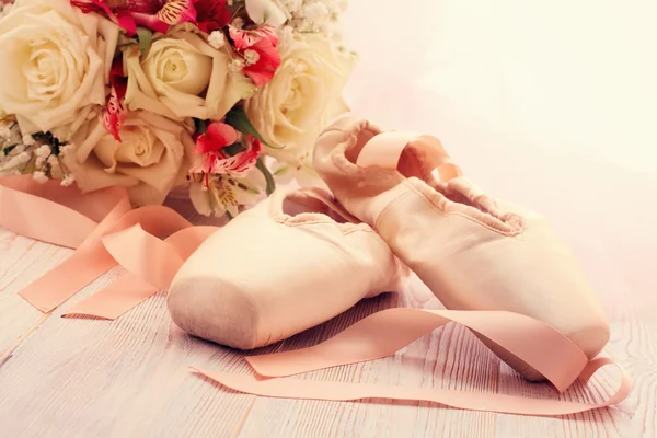 Ballet shoes. Pointe shoes on wooden background. — Stock Photo, Image