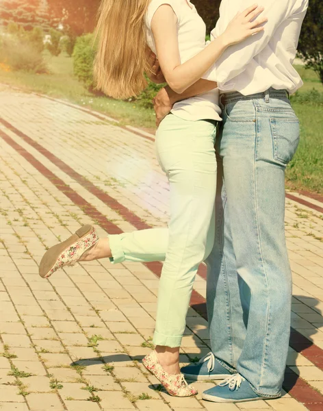 Jovem casal apaixonado — Fotografia de Stock