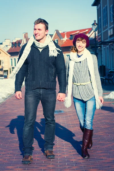 Casal jovem andando pela cidade no inverno . — Fotografia de Stock