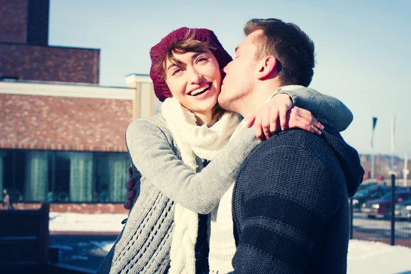 Jeune couple se promenant en ville en hiver . — Photo