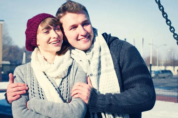 Casal jovem andando pela cidade no inverno . — Fotografia de Stock