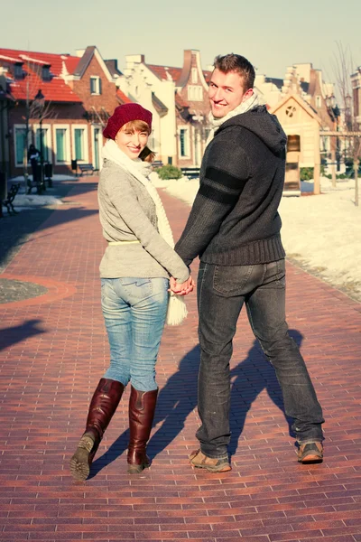 Ungt par som går rundt i byen om vinteren . – stockfoto